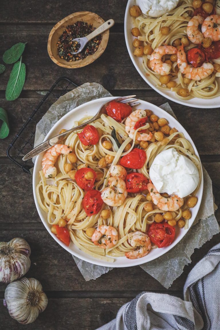 Linguine aux pois chiches grillés, tomates cerises, burrata et Crevettes Ail & Persil