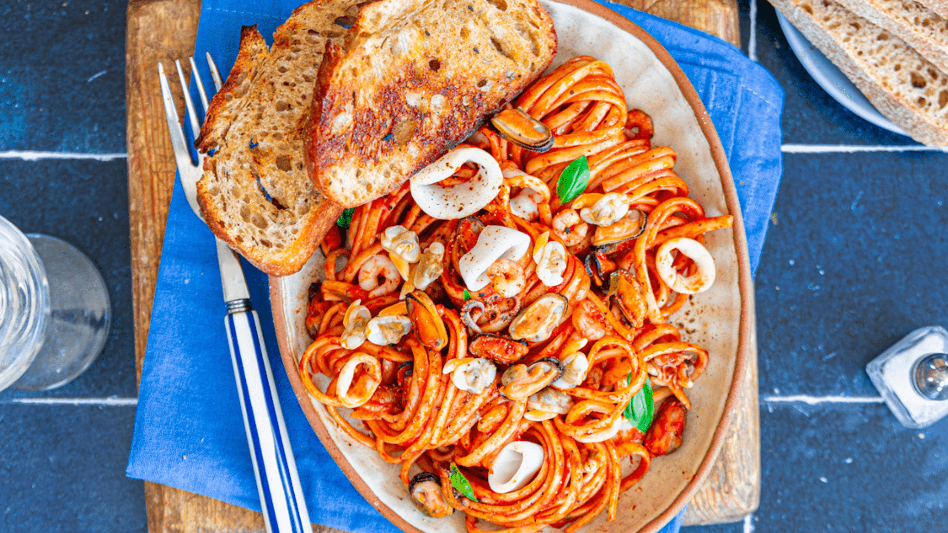 Pâtes aux Fruits de Mer : linguine et pain à l’ail